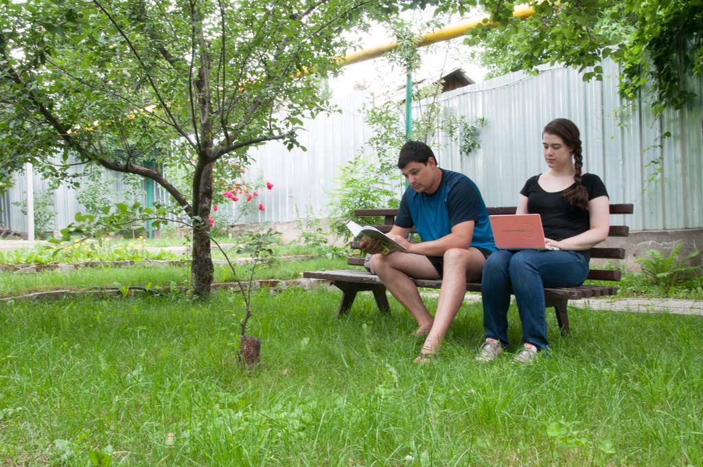 Almaty Backpackers Hostel Ngoại thất bức ảnh