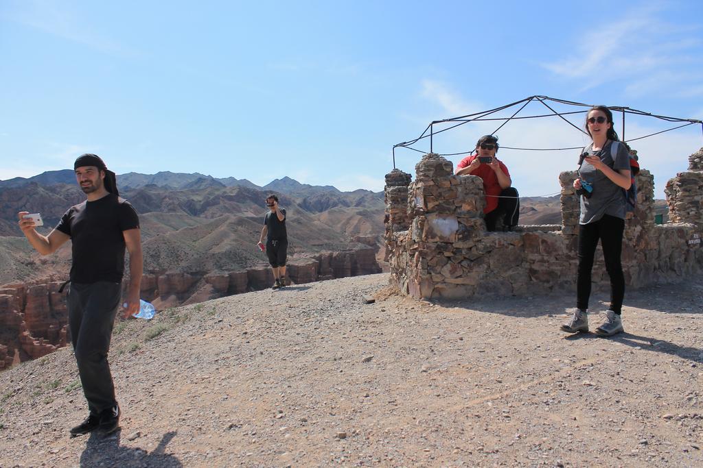 Almaty Backpackers Hostel Ngoại thất bức ảnh