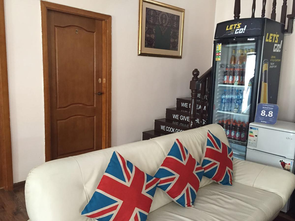 Almaty Backpackers Hostel Ngoại thất bức ảnh
